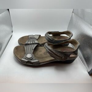 Taos Escape grey metallic women’s sandals size 10